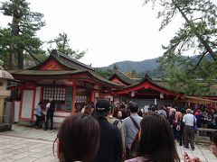 厳島神社に入場します。
入場券売り場が激混み。