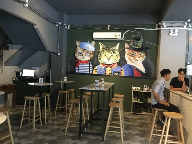 お昼ご飯を食べに街にふらっとでてみました。<br /><br />たぶん、シェラトンの前の道をいって、二つ目のかどをまがったところにあったカフェ。<br />中に入ったら、あら、しゃれてるわ、と、ここでお昼を食べることにしました。