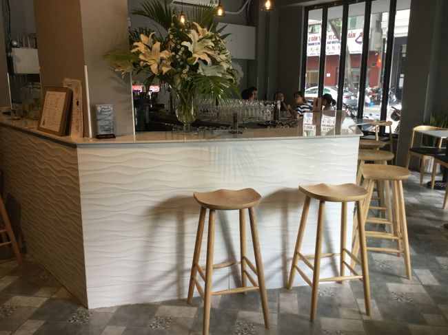 いすもおしりにフィットするようなデザインになっていて、床にはってあるタイルもおしゃれ。