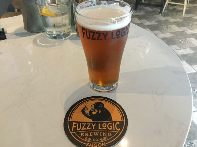 少ししか歩いていないのに暑くって、とりあえずのおすすめのビールを飲みます。<br />ドラフトビールが何種類かあるようです。<br /><br />メニューをみてもよくわからなかったので、おすすめをいただきました。<br />おいしかったです。<br /><br />ビールを２杯とランチセットで約14００円位。何組かのベトナムの若者もいて、何年かでずいぶんと豊かになってきていることを実感！