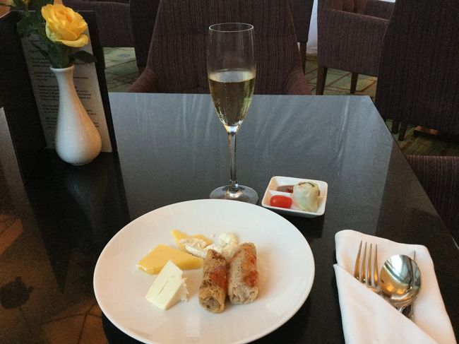 スパの後は、カクテルタイムでした。<br />ので、シュワッ！<br /><br />深夜の飛行機なので、ギリギリまでラウンジが使えるのって、ありがたいです。<br /><br />この後まだ時間があるので、ちょっと、街歩きをしました。