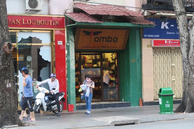 その両替屋さんの2軒となりの雑貨やさん。<br /><br />ここは、日本語が通じますし、スタッフの方々がとても親切なのと、<br />かわいい！おみやげにしたいな～　と思うバッグやサンダルの種類が豊富で　<br />何回も行きました。<br /><br />まあ、ホテルから近い　っていうのが一番ですが・・・・