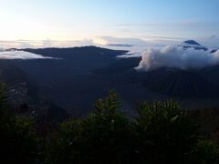 幻想的な日の出。右側に頂上だけ見えるのがセマル山で3676m、その左下で煙を上げているのがブロモ山2392mです。最初雲かと思っていましたが煙でした。かなり盛大に煙をだしています。この時はすごいなとしか思っていませんでしたが。。

