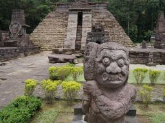 ソロ(スラカルタ) Soloに着くなりバスに乗り換え東30km程の場所にあるスクー寺院 Candi Sukuh、ヒンズー教の寺院でミニピラミッドやエロティックな彫刻があったりとちょっと変わった場所です。
