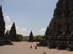 その後ツアーはプランバナン Prambananにも立ち寄り。何百とあるヒンズー彫刻が印象的でした。
