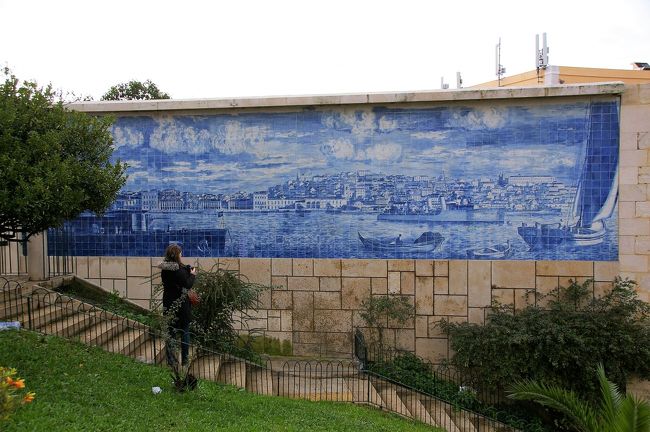 サン・ジョルジェ城に向かう途中のサンタ・ルジア教会付近のアズレージョ。