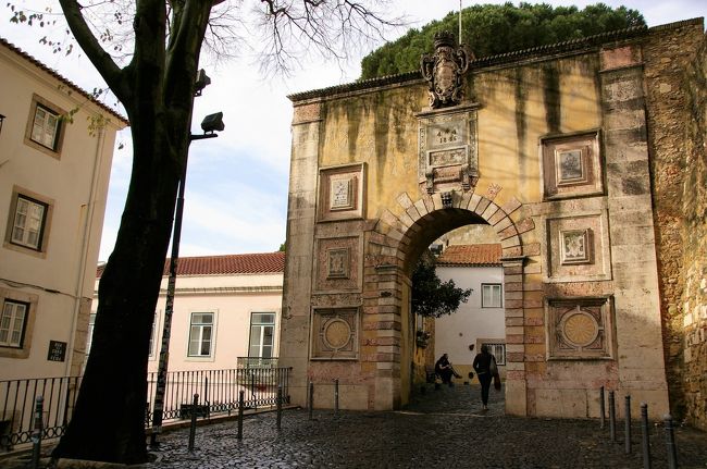 坂道を登りサン・ジョルジェ城入口に到着。