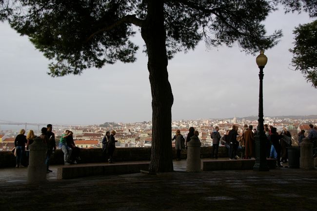 城跡からの眺望に観光客は、記念撮影。