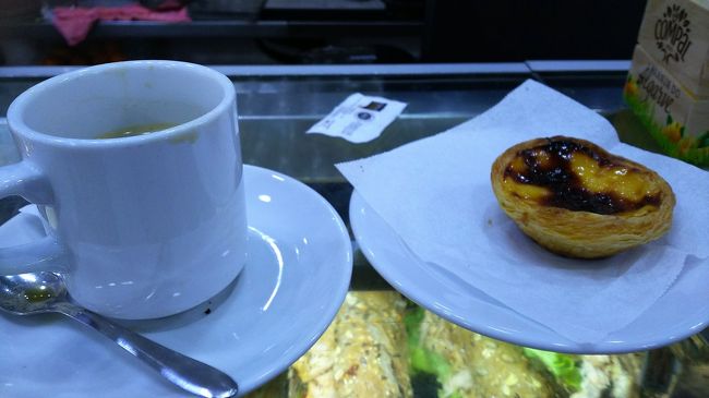 こちらもどうしても食べておかなくてはいけなかった、エッグタルト。地元の人が、パニーニ風サンドを食べていた。<br />そして荷物をホテルに取りに行き、すぐ近くの地下鉄の駅「バイシャ・シアード」から空港へと向かう。