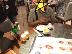 夜は父＆弟と合流。
「蟹おこわが食べたい」という父のリクエストがあったので、タクシーでシンイエへ。
ここもネットで予約しておきました。

子ども用チェア、子ども食器があって子連れに嬉しいです。
お会計の時にレシートを見たら、お茶代は子供の分もかかっていました。チャージみたいなものかな。