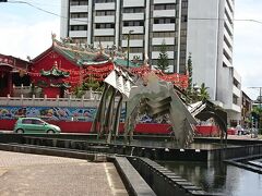 トゥア ペッ コン （tua pek kong temple、大伯公）
派手な中国系らしい建物。
クチンで一番古い中国寺院。
中国の風水に基づいて1770年に建てられた。
1884年のクチン大火事の時に焼失を免れ、1941年の日本軍占領時も周りは爆撃により破壊されたがここは無事だった。
なぜかここの建物の写真、良い位置で撮っていない。