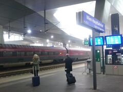 朝８：１０発のプラハ行き列車に乗るため、ウィーン中央駅へ移動。ホテルの最寄り駅Wien Praterstern Bahnhofから１０分ほど。
チケットは事前にインターネット予約で購入、プリントアウトしたeTicketで乗車可能です。１等車で４０ユーロ（約5,000円）でした。