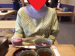 お参りの前におなかがすき過ぎたので、赤福外宮前店で冷しぜんざいをいただきました。