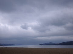 廻旋橋、大天橋と渡り天橋立へ。
浜辺へ出ると、そこは、夏に海水浴場となる海。
低く垂れこめた鉛色の雲が空を覆い、詩情を感じる景色が広がっていた。