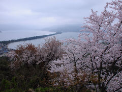 少し場所を変えて、絶景を楽しむ。
桜もちょうど満開だったが、曇り空なのが残念。