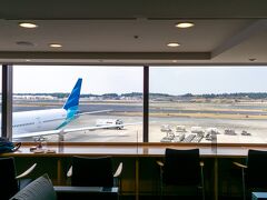 短期間のアジア旅行ですが、私たちにとっては例外的にビジネスクラス利用です。
搭乗を待つ間、成田のラウンジからGA881便の機体を眺めたり。
最新の機体に変わったようですね、ガルーダのビジネスクラスは結構評判いいので期待高まります。
