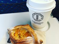 今回の旅は新幹線で。

東京駅のスタンバイトーキョーでコーヒーを買い、パン屋さんでおいしいパンを買って、車内で朝食。
