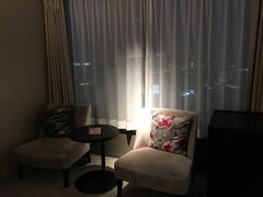 我が家は埼玉県の川口市にあるので、名古屋に行くには新幹線を利用する。
新幹線で午前中に東京を出、お昼頃に名古屋へ。

名古屋では息子の借りたマンションで引っ越し手伝い。
ようやく夜になって、一息つき、予約していたホテル「三井ガーデンプレミア名古屋」へ向かった。

ここのホテルは名古屋駅から徒歩５分となっていて、そのくらいで着くんだと思っていたら。
雨のため地下から行ったら５分なんかでは全然着かなかった。

すごく着かれた…。

客室は高層階にあるので、そういう意味ではよいのだけれど。