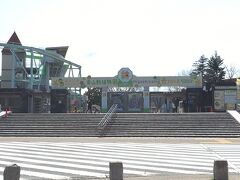 息子が引っ越したマンションから歩いて５分圏内に、東山動植物園がある。
この日は晴天で、何組もの家族連れが歩いていた。