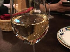 さて、２日目の夕食。
この日も疲れてホテルに戻り、ホテルのレストランで食事をしようとしたら、ラストオーダー３０分前なのに、もう無理とお断りをされてしまった。
ありえない…。
このホテルはスパもレストランも、ホテルの規模とあってないのではないかと思ってしまった…。
かといって、コンビニで何か食べ物を買ってくるのもむなしいので、ホテルの近くのワインのお店へ。

「ワイン食堂うの」というお店らしい。
東京や埼玉では見たことがないと思うけれどどうだろう。