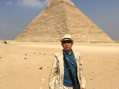 カフラー王のピラミッドです
ピラミッド上部の色が変わっています。クフ王の次に大きいです。
高さ136ｍ
上のほうの色が変わっているのは
建設当時の化粧石が一部残っているため