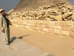 一番小さなメンカウラー王のピラミッド
高さ65ｍ
ピラミッドの南側には、3基の王妃たちのピラミッドが、東西に並んでいる

小さいのでささえてみたり