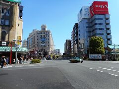 朝の浅草、都営から東武の駅まではやや歩く。