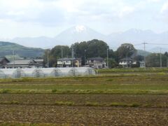 栃木駅をすぎると雪を抱いた日光の山々が。