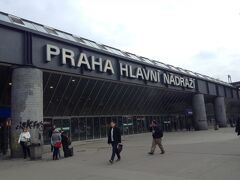 ぶらぶら歩いてたら、まさかのプラハ本駅に到着。
翌日、翌々日ともにこの駅の利用予定があったので、サクッと構内を下見しました。