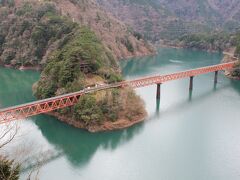 長島ダムから更に山奥に進み、やってきたのがこちら！
「奥大井湖上駅」です
あまりに有名でフォートラ旅行記には何度も登場している景色ですよね～
遠くから眺めることに意味がある駅って珍しい☆彡