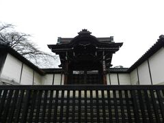 「滋賀院門跡」の勅使門。
ここは門跡寺院なので、この門は身分の高い人のみが通れる特別な門であろうと思われます。