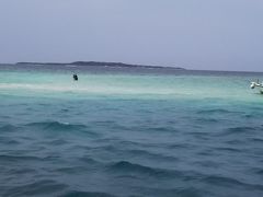 さて、石垣空港に到着してからは、すぐに迎えに来てもらっていたインストラクターさんの車に乗り込み港へ！
乗り込んだら出発です！

写真は、干潮の時に現れる幻の島と呼ばれている“浜島”(だったと思う。)に、全然知らない人が上陸して遊んでる写真。
もう満ちてきていて、女子大生っぽい子たちの膝上～ふとももくらいまで水位がありました。