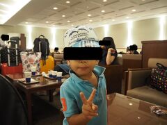 今回も自分ですべて予約。
飛行機はANA、セントレアー石垣島直行で。
ホテルはベッセルホテルだ。前回ルートイングランティア石垣だったが
もういっぱいだった。
同じようなところで探したところ、ベッセルがあった。
こちらもダイバーご用達といったホテルだ。
特に差はないが、こちらの方がダイビング器材の洗ったりしまうところなどは使い勝手がよい。
ショップはもちろん、くまさんのダイビングショップだ。

まずはセントレアのしょぼいラウンジでビール飲んで、出発～！