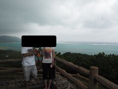 石垣島に戻ってきて、まだ時間があったので、ドライブしていました。
空港の近くの展望台のようなところです。後ろの雲がやばいですね！風速も15mくらいになってきたでしょうか？

この後、空港には長蛇の列！台風で明日はキャンセルばかり。
っていうか、今日は飛ぶのでしょうか？
行列は「今日のフライトにしてくれ～」という人達でした。

ちなみにANAに確認したら、今日は普通に飛びますよ～ってのんきな感じでした。
臨時便も那覇に飛ばしています～ってな感じで・・・。

行列を横目に遅延もほぼなく、何気な～く乗りましたが、飛行機はかなり揺れていました。飛ぶ前から乱気流みたいに・・・。

ま、とりあえず無事名古屋に帰宅できたので何より・・・。その後、名古屋に台風が追ってくるんですけどね！

石垣島のマンタはまた別の期会に。マイルがたまったら・・・とか
宮古島もまた行ってみたいなぁ～とか思いながら。
いつになるやら。

次回は100本記念です！