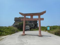その形から宮古島の方言でオコスコビジー（帯石）と呼ばれる巨石。1771年の大津波で打ち上げられた岩で高さ12･5ﾒｰﾄﾙ、周囲59･9ﾒｰﾄﾙもある