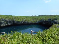 下地島を代表する観光スポットの通り池へ。ここには大小２つの円形の池が並んでいる。こちらは陸側の池で直径55ﾒｰﾄﾙ、水深25ﾒｰﾄﾙ