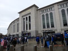 メトロ161st(YankeeStudium)駅前に憧れのヤンキースタジアムⅡ！