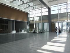 「名古屋JRゲートタワー」15F

スカイストリートを奥まで進んできました。

オフィスフロア（26階～44階）へは左側へ。
私たちはこのまま奥にある『名古屋JRゲートタワーホテル』のホテルエントランスへ
向かいます。名古屋駅からここまで迷わずすんなり来られました。
端にあるので行き方が難しいと思われる方もいらっしゃるでしょうね。