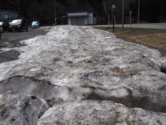 まずは田沢湖へ。
県の内陸にある田沢湖近辺にはまだまだ雪が残っている。

風も冷たい。