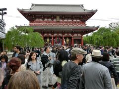 宝蔵門（ほうぞうもん）。本当に人が多い。