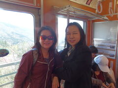 箱根登山ケーブルカー車内にて

妻とエミー