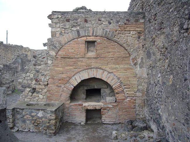 こちらは、パン屋さんのかまどです。今でも使えそうですね。