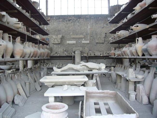 発掘された土器がたくさん並べられた倉庫みたいですね。