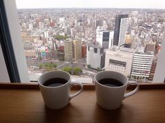 『名古屋JRゲートタワーホテル』の「デラックスコーナーツイン
（ハリウッドタイプ）32平米」のお部屋の写真。

おはようございます。

お部屋にあったドリップコーヒーをいただきました。
昨日、食べ過ぎてお腹がいっぱいですが、ブレックファストをいただきます。

ここまでの旅行記はこちら↓

<ANAプレミアムクラスで行く名古屋 ① ベンツのスターマークセットは羽田空港限定！ 
2017年4月にNEWラウンジが羽田の第2旅客ターミナルに誕生
『エアポートラウンジ（北ピア）』がクローズし、『POWER LOUNGE NORTH』が
新規オープン！！ 全日空『ANAラウンジ』＆クレカのラウンジ『エアポートラウンジ』
でアルコールを補給♪>

http://4travel.jp/travelogue/11235262

<② 羽田ー名古屋間のフライトはあっという間なので
ANAプレミアムクラスの機内食「Premium GOZEN」を5分で食べた（慌）
2017年3月に新しくリニューアルした中部国際空港内の
『プレミアムラウンジ セントレア』＆『第2プレミアムラウンジ セントレア』に
初潜入！>

http://4travel.jp/travelogue/11242266

<③ 2016年11月1日に開業した『名鉄イン名古屋駅新幹線口』宿泊記、
2016年3月9日に開業した商業施設『大名古屋ビルヂング』＆
2017年4月1日にグランドオープンした商業施設『KITTE名古屋』のグルメ♪
大人気の夜カフェ＆名古屋めし>

http://4travel.jp/travelogue/11235278

<④ 2017年4月17日に名古屋駅に開業した『名古屋JRゲートタワーホテル』宿泊記、
デラックスコーナーツイン（ハリウッド）32.0平米のお部屋からの眺望、
2016年9月16日に開業した『三井ガーデンホテル名古屋プレミア』＆
複合施設『シンフォニー豊田ビル』へ>

http://4travel.jp/travelogue/11235293