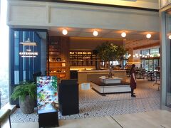 『名古屋JRゲートタワーホテル』15F

レストラン【THE GATEHOUSE（ザ ゲートハウス）】の写真。

朝食の際は予約はできませんが他の時間帯は予約を受け付けています。
少し並んで店内に案内されました。朝食券を店員さんに渡します。

予約のとれない東京・青山の【L’AS】の人気シェフ、兼子大輔氏が監修。
厳選された食材を使いモーニングからディナーまで終日利用できる
大型オールデイダイニング。

・ モーニングは、名古屋の食材を使用した料理が並ぶブッフェスタイル。
名古屋コーチンを使用したフォトジェニックな「卵サンド」も並びます。
・ ディナーは、青山の【L’AS】と同じメニューを提供する、贅沢な食材を
リーズナブルに楽しめる“ディナーコース”や、名古屋限定のアラカルトメニュー
などを提供。
・ 名古屋を一望する景色と季節によって表情を変える屋上庭園を望める
新スポットで、贅沢なひと時をお楽しみいただけます。

＜営業時間＞
モーニングブッフェ　6:30-10:00(9:30最終入店) 

大人　平日: 2,000円、土日祝: 2,500円
小学生　平日: 1,000円、土日祝: 1,250円
4歳～未就学児　 平日: 500円、土日祝: 750円
3歳以下　　　　 無料

ランチ　11:30-14:30(14:30 L.O.) 

ティータイム　14:30-17:30(17:30 L.O.) 

ディナータイム　17:00-23:00　 ※ディナータイムのみ日曜定休

http://thegatehouse.jp/