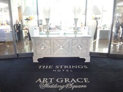 エントランスの扉を開けると・・・やっぱりオシャレだわ～☆☆☆

しかし、もうひとつの扉が開くとすぐ【ニューヨークラウンジ】（苦笑）

もう少し広がりがあった方がよかった。

スタッフが大勢待ち構えています。