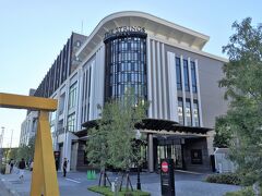 2016年1月21日にオープンした『ストリングスホテル名古屋』の外観の写真。

何階建てなのかな？あまり高くないんですね。

ストリングスホテル 名古屋は、「その街に集うすべての人にご満足いただける、
その街のライフスタイルホテル」をコンセプトにビジネスホテル・シティホテル・
リゾートホテルなど既存のホテルカテゴリーから進化した「Special Class Hotel」
という新しいカテゴリーを提供致します。
今までのホテルカテゴリーにない、非日常的な空間でありながら、随所に健康を
クリエイトする為の趣向を凝らした新しいSTYLEを創造致します。

http://www.strings-hotel.jp/nagoya/index.html