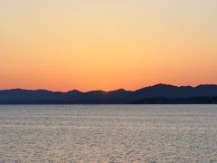 宍道湖は大きさとしては全国で7番目と
ビミョーな順位ながら、夕日の美しさが有名。

松江駅でシジミ土産などを物色してたので
肝心の夕日は沈んでしまっていたー。いやー。