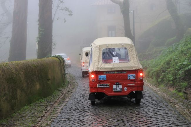 ペーナ宮殿へは、このトゥクトゥクで向かう人も多いみたい。<br />元はバイクなのに、結構力はあるのね。<br />急な山道だけど、車に負けないスピードで上がって行ってました。