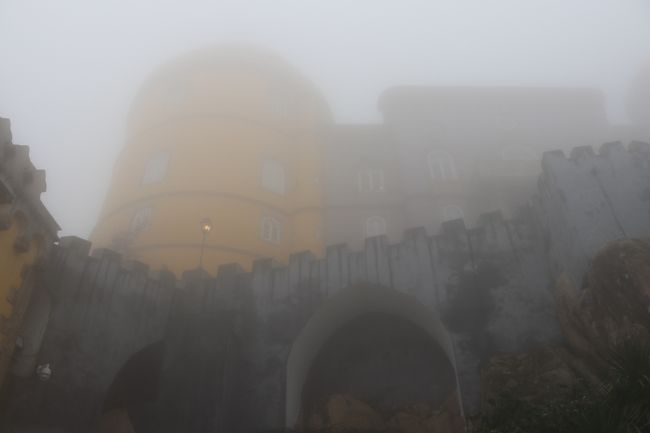 ペーナ宮殿は標高５２９メートルの山の上に建つお城。<br />ドイツの有名なノイシュバンシュタイン城を造ったのはルートヴィヒ２世ですが、このお城はそのいとこにあたるフェルナンド２世によって建てられ、１８８５年に完成。<br />イスラム、ゴシック、マヌエル、ルネッサンス様式を寄せ集めたような建物で、ちょっと変わってるのです。<br />テーマパークにあるお城のようにも思えるのです（個人的な感想です）。